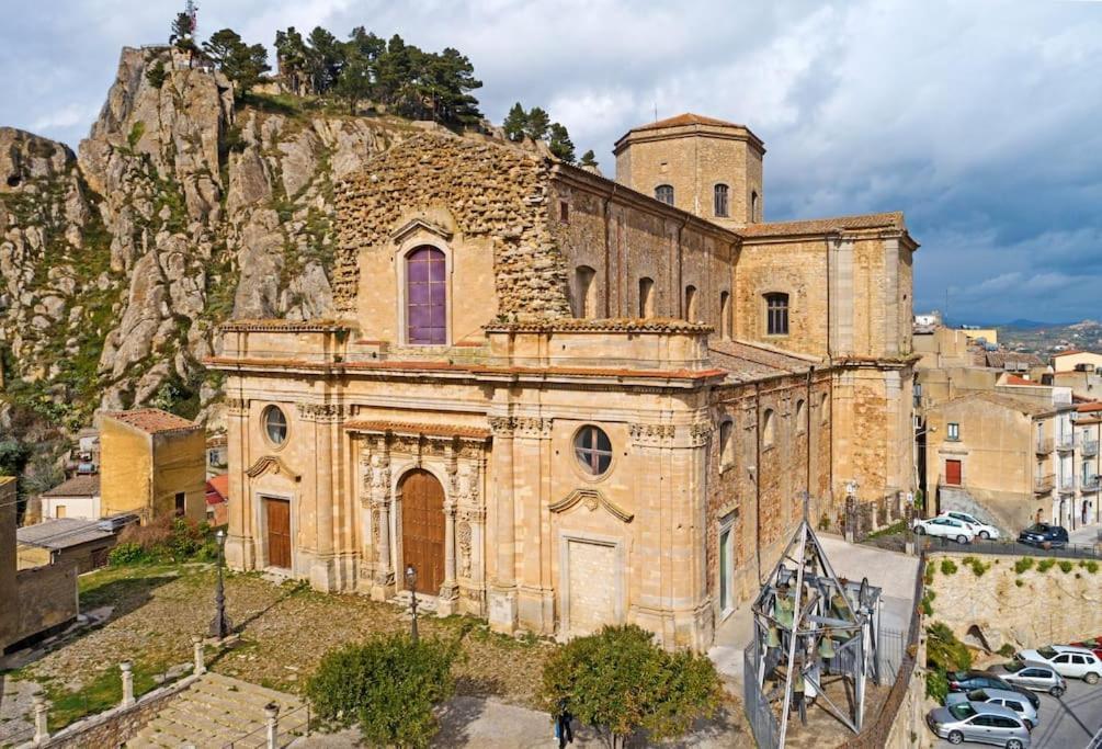 Elegante Appartamento Privato In Palazzo Storico Del XVIII - Pieno Centro นิโกเซีย ภายนอก รูปภาพ